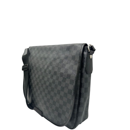 lato Borsa Louis Vuitton in canvas Damier Graphite con parti metalliche argentate e finiture in pelle nera; munita di una tracolla in tessuto regolabile, di lusso, usata, originale. 