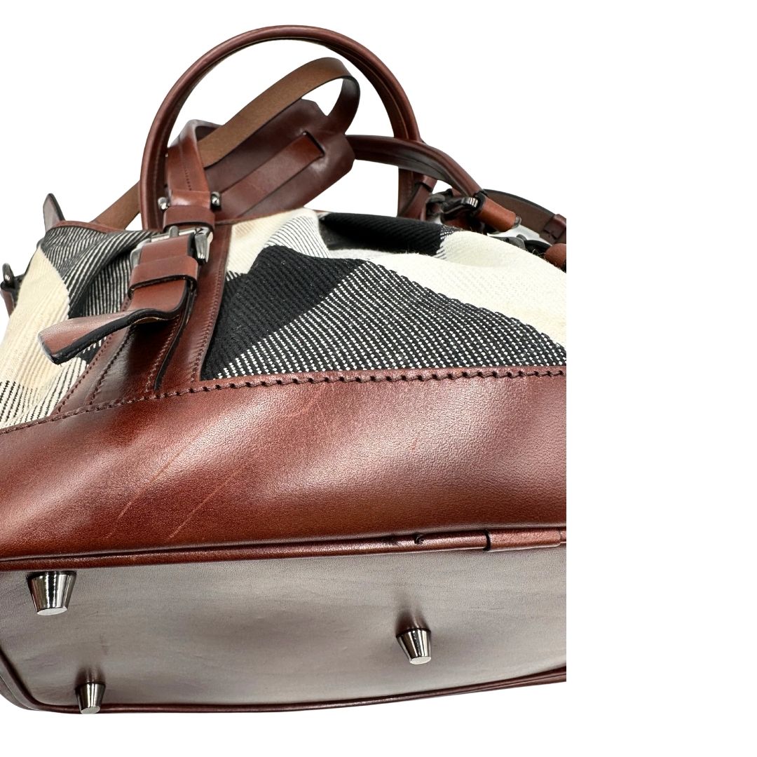 Borsa Tote Burberry in tessuto bianco trama tartan nera e rossa, finiture in pelle marrone e parti metalliche effetto renio, munita di doppie manici e una tracolla regolabile, amovibile con spallaccio. Indossabile a spalla. Originale, usata, di lusso, in ottime condizioni.