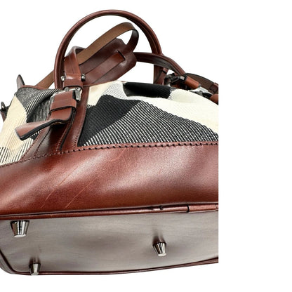 Borsa Tote Burberry in tessuto bianco trama tartan nera e rossa, finiture in pelle marrone e parti metalliche effetto renio, munita di doppie manici e una tracolla regolabile, amovibile con spallaccio. Indossabile a spalla. Originale, usata, di lusso, in ottime condizioni.