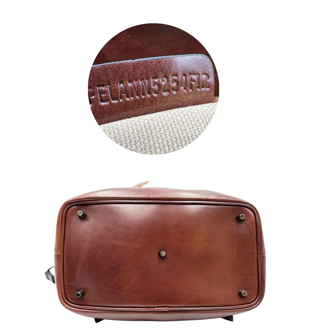 Base e codice di una Borsa Tote Burberry in tessuto bianco trama tartan nera e rossa, finiture in pelle marrone e parti metalliche effetto renio, munita di doppie manici e una tracolla regolabile, amovibile con spallaccio. Indossabile a spalla. Originale, usata, di lusso, in ottime condizioni.