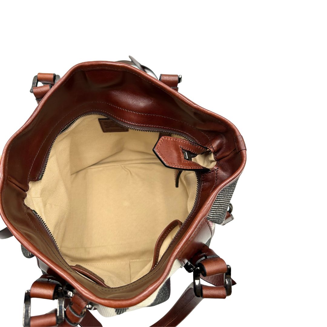 Interno di una Borsa Tote Burberry in tessuto bianco trama tartan nera e rossa, finiture in pelle marrone e parti metalliche effetto renio, munita di doppie manici e una tracolla regolabile, amovibile con spallaccio. Indossabile a spalla. Originale, usata, di lusso, in ottime condizioni.