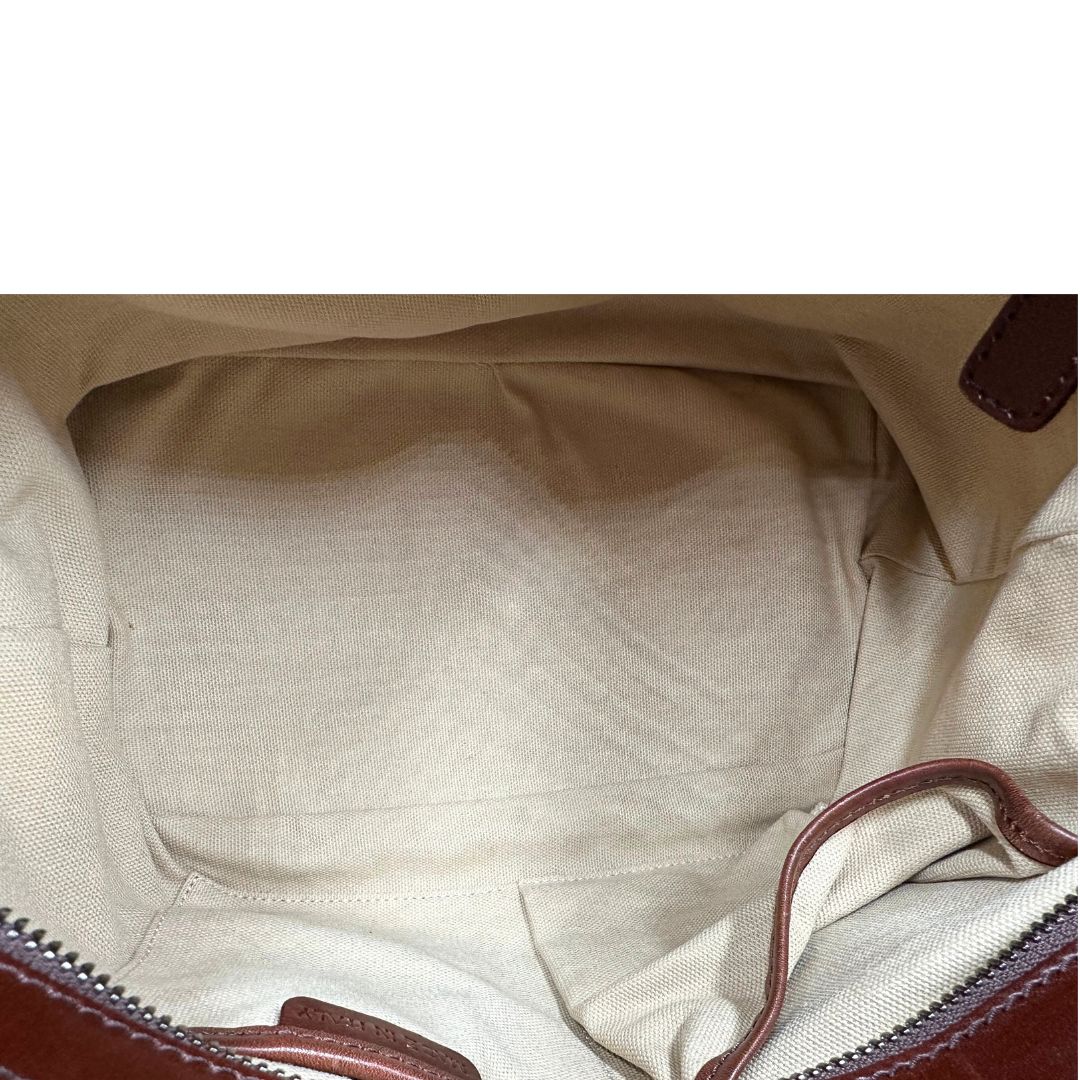 Interno di una Borsa Tote Burberry in tessuto bianco trama tartan nera e rossa, finiture in pelle marrone e parti metalliche effetto renio, munita di doppie manici e una tracolla regolabile, amovibile con spallaccio. Indossabile a spalla. Originale, usata, di lusso, in ottime condizioni.