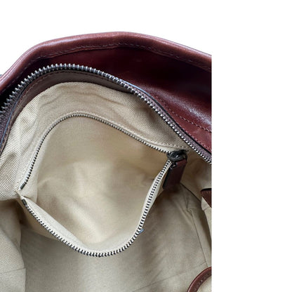 Tasca interna di una Borsa Tote Burberry in tessuto bianco trama tartan nera e rossa, finiture in pelle marrone e parti metalliche effetto renio, munita di doppie manici e una tracolla regolabile, amovibile con spallaccio. Indossabile a spalla. Originale, usata, di lusso, in ottime condizioni.