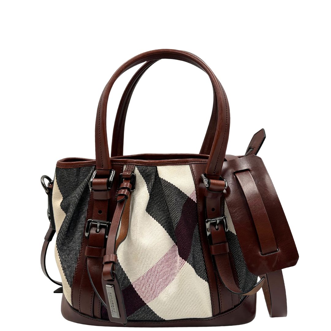 Front di una Borsa Tote Burberry in tessuto bianco trama tartan nera e rossa, finiture in pelle marrone e parti metalliche effetto renio, munita di doppie manici e una tracolla regolabile, amovibile con spallaccio. Indossabile a spalla. Originale, usata, di lusso, in ottime condizioni.
