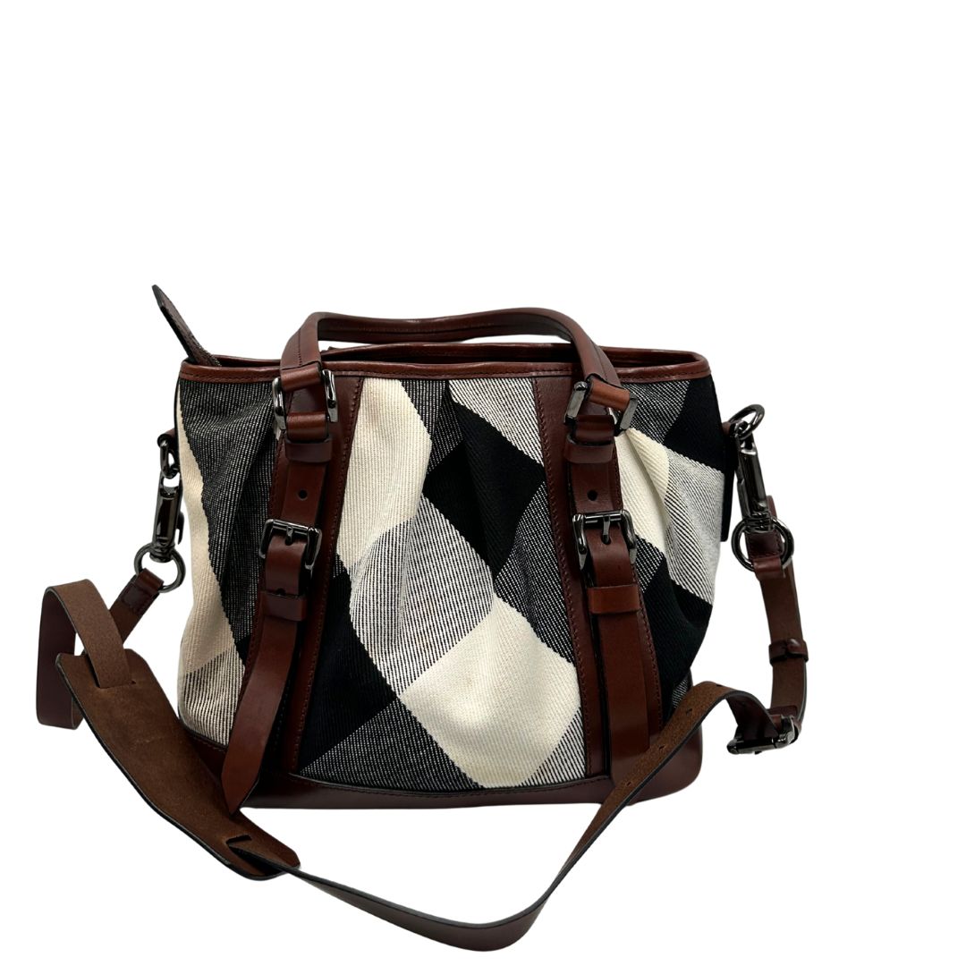 Retro di una Borsa Tote Burberry in tessuto bianco trama tartan nera e rossa, finiture in pelle marrone e parti metalliche effetto renio, munita di doppie manici e una tracolla regolabile, amovibile con spallaccio. Indossabile a spalla. Originale, usata, di lusso, in ottime condizioni.