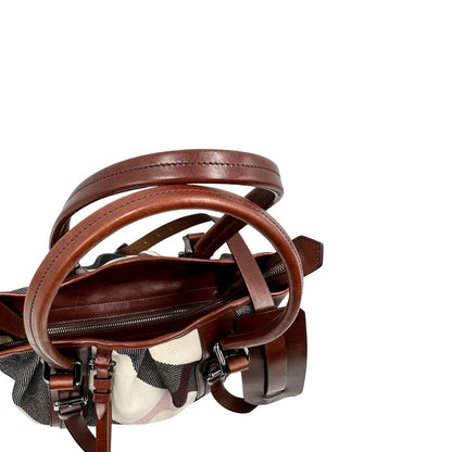 Manici di una Borsa Tote Burberry in tessuto bianco trama tartan nera e rossa, finiture in pelle marrone e parti metalliche effetto renio, munita di doppie manici e una tracolla regolabile, amovibile con spallaccio. Indossabile a spalla. Originale, usata, di lusso, in ottime condizioni.