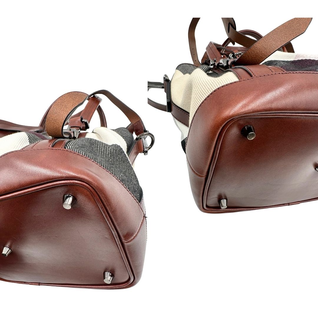 Angoli di una Borsa Tote Burberry in tessuto bianco trama tartan nera e rossa, finiture in pelle marrone e parti metalliche effetto renio, munita di doppie manici e una tracolla regolabile, amovibile con spallaccio. Indossabile a spalla. Originale, usata, di lusso, in ottime condizioni.