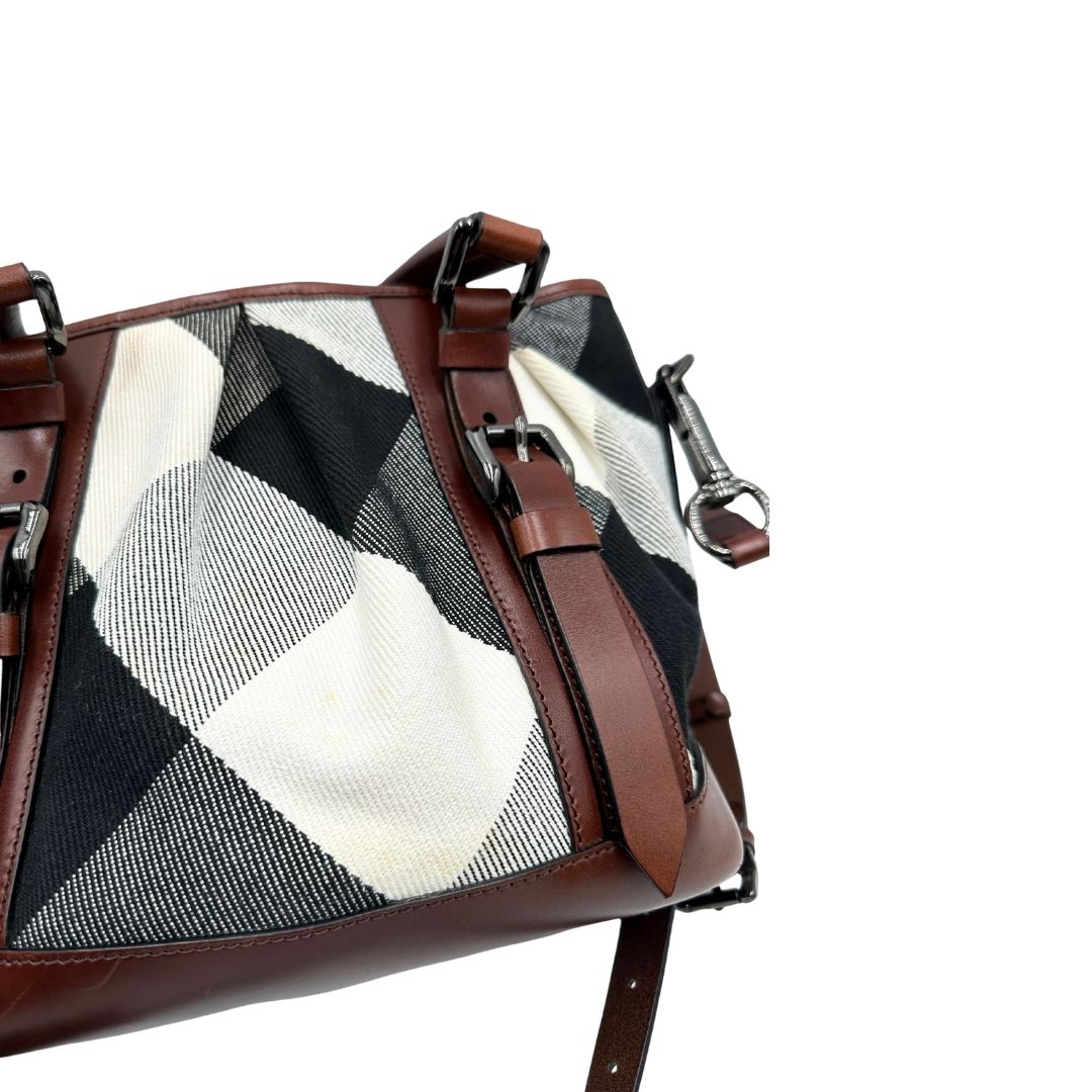 Borsa Tote Burberry in tessuto bianco trama tartan nera e rossa, finiture in pelle marrone e parti metalliche effetto renio, munita di doppie manici e una tracolla regolabile, amovibile con spallaccio. Indossabile a spalla. Originale, usata, di lusso, in ottime condizioni.