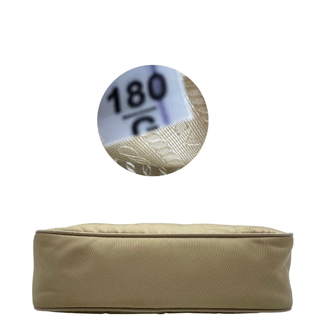 Base di una Borsa Prada in Re-Nylon beige con finiture in pelle saffiano tono su tono, munita di un manico in catena e una tracolla in tessuto regolabile e amovibile, impreziosita da pouch rimovibile. Rifinita con parti metalliche argentate e iconico triangolo logato sul front. Indossabile a spalla oppure a tracolla. Originale, usata, di lusso, in ottime condizioni