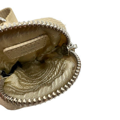 Borsa Prada in Re-Nylon beige con finiture in pelle saffiano tono su tono, munita di un manico in catena e una tracolla in tessuto regolabile e amovibile, impreziosita da pouch rimovibile. Rifinita con parti metalliche argentate e iconico triangolo logato sul front. Indossabile a spalla oppure a tracolla. Originale, usata, di lusso, in ottime condizioni