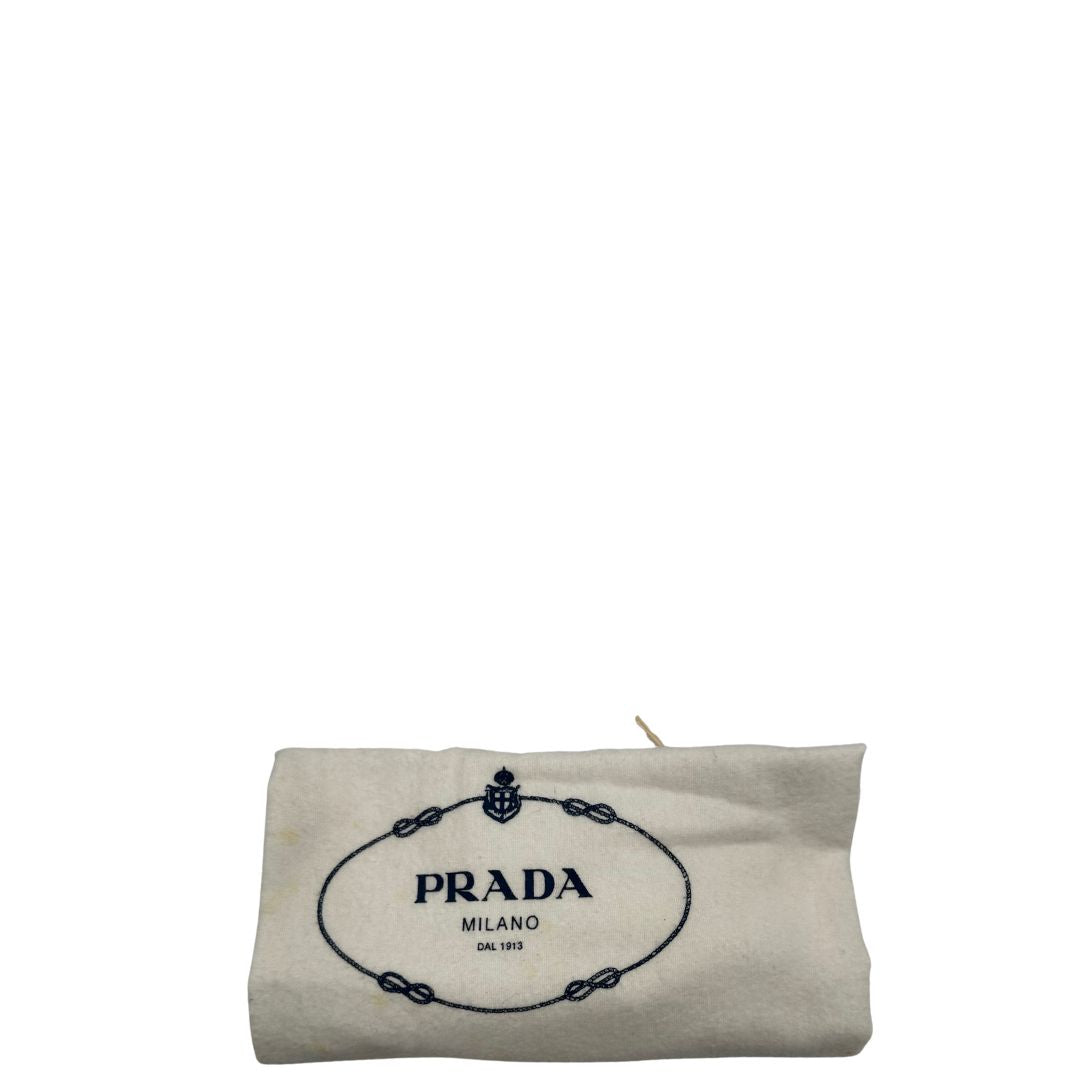 dustbag Borsa Prada in pelle lucida color cioccolato con parti metalliche argentate; munita di un accessorio porta address e doppi manici. Completa di dustbag, di lusso, originale, ottime condizioni.