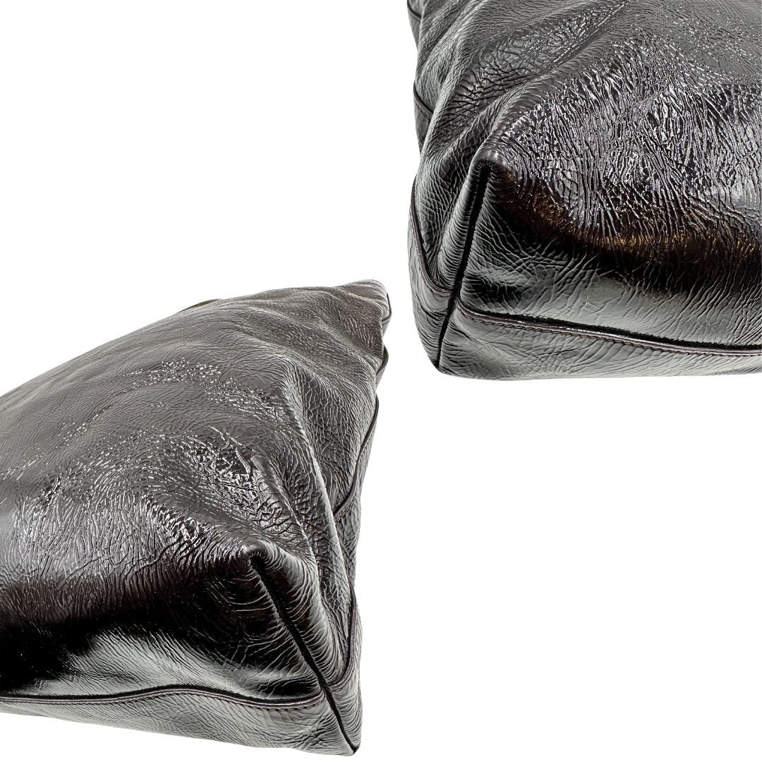 angoli Borsa Prada in pelle lucida color cioccolato con parti metalliche argentate; munita di un accessorio porta address e doppi manici. Completa di dustbag, di lusso, originale, ottime condizioni. 