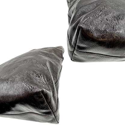 angoli Borsa Prada in pelle lucida color cioccolato con parti metalliche argentate; munita di un accessorio porta address e doppi manici. Completa di dustbag, di lusso, originale, ottime condizioni. 