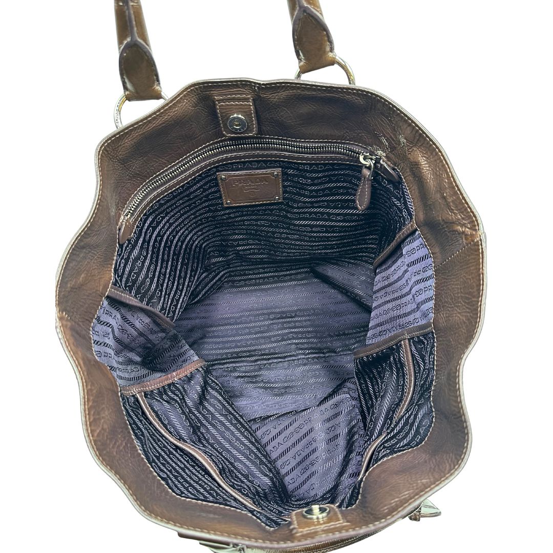 interno Borsa Prada in pelle lucida color cioccolato con parti metalliche argentate; munita di un accessorio porta address e doppi manici. Completa di dustbag, di lusso, originale, ottime condizioni. 