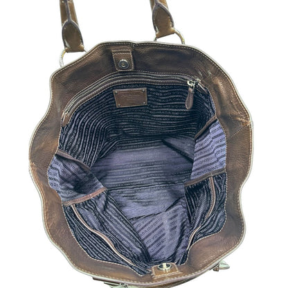 interno Borsa Prada in pelle lucida color cioccolato con parti metalliche argentate; munita di un accessorio porta address e doppi manici. Completa di dustbag, di lusso, originale, ottime condizioni. 