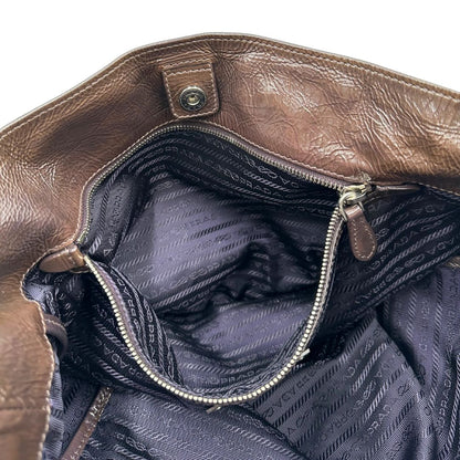 interno Borsa Prada in pelle lucida color cioccolato con parti metalliche argentate; munita di un accessorio porta address e doppi manici. Completa di dustbag, di lusso, originale, ottime condizioni. 