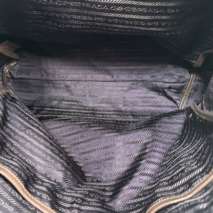 interno Borsa Prada in pelle lucida color cioccolato con parti metalliche argentate; munita di un accessorio porta address e doppi manici. Completa di dustbag, di lusso, originale, ottime condizioni. 