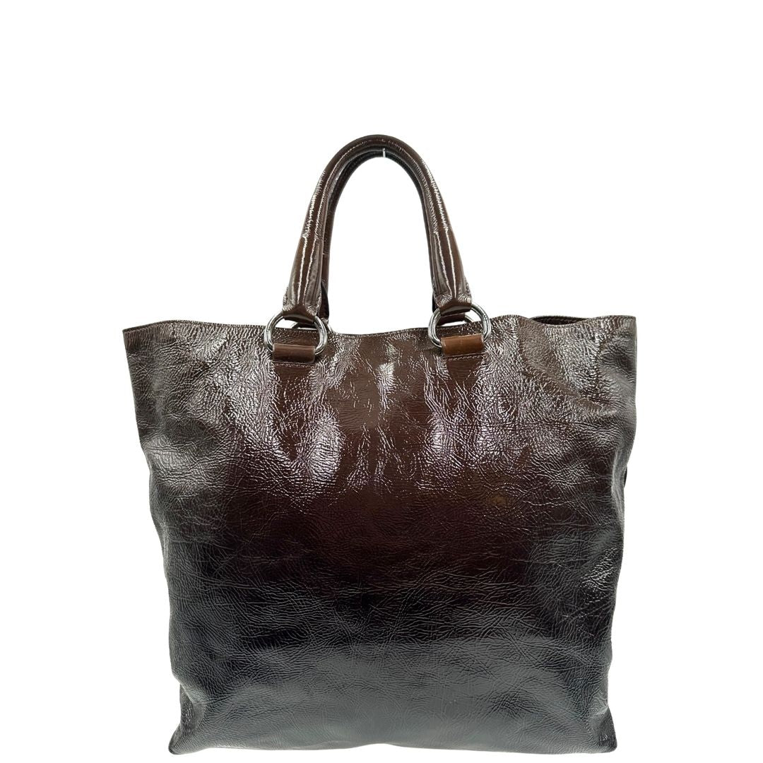 retro Borsa Prada in pelle lucida color cioccolato con parti metalliche argentate; munita di un accessorio porta address e doppi manici. Completa di dustbag, di lusso, originale, ottime condizioni.