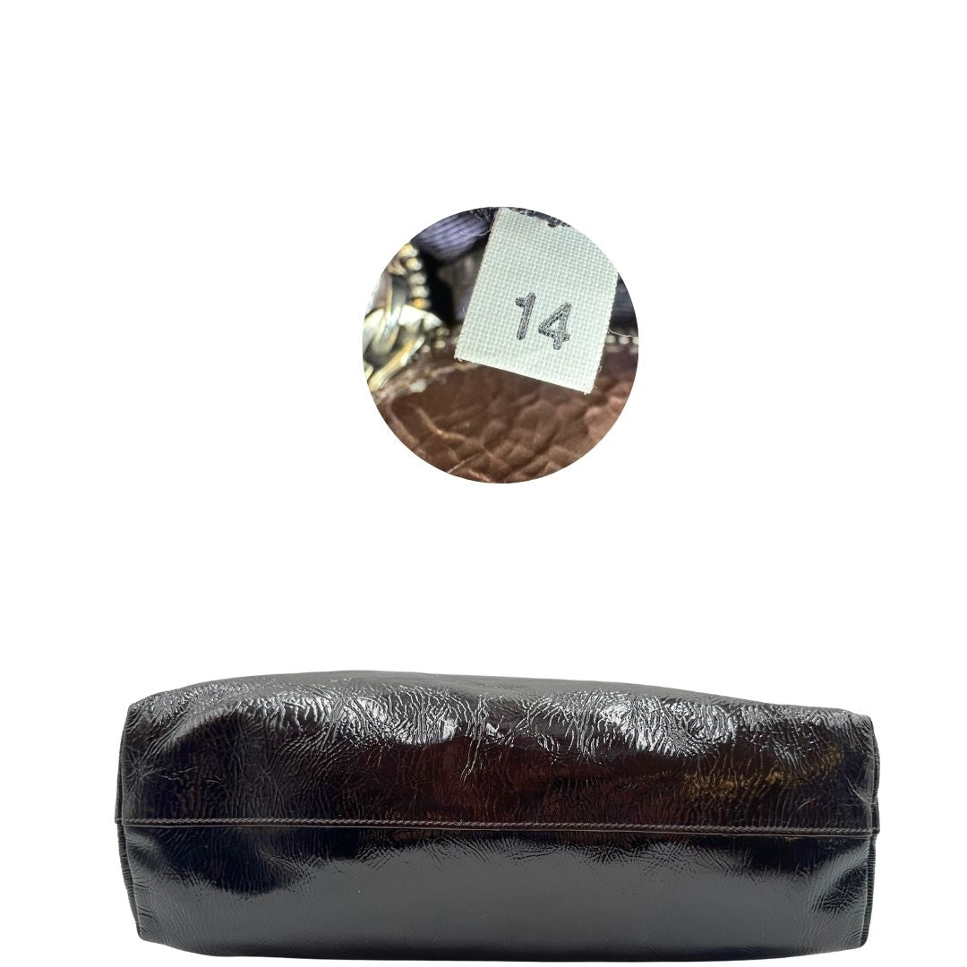 base Borsa Prada in pelle lucida color cioccolato con parti metalliche argentate; munita di un accessorio porta address e doppi manici. Completa di dustbag, di lusso, originale, ottime condizioni. 