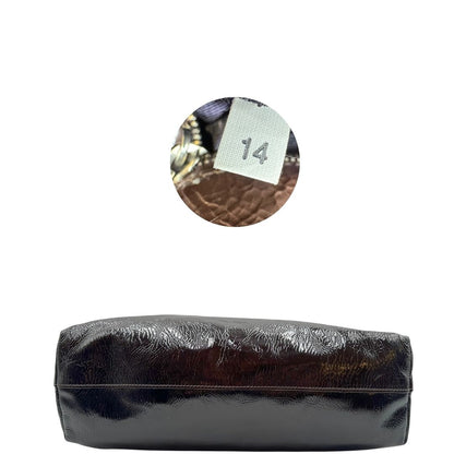 base Borsa Prada in pelle lucida color cioccolato con parti metalliche argentate; munita di un accessorio porta address e doppi manici. Completa di dustbag, di lusso, originale, ottime condizioni. 