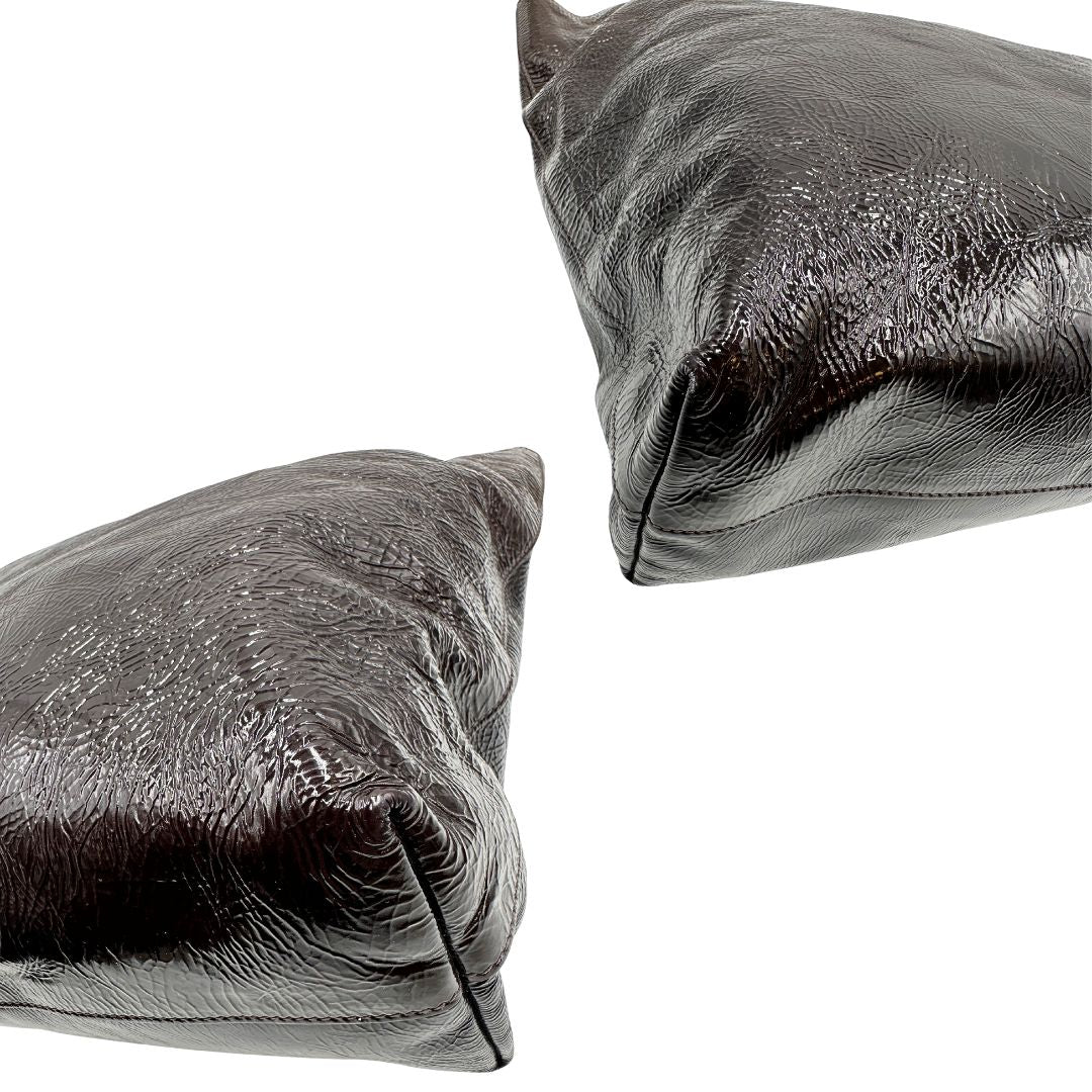 angoli Borsa Prada in pelle lucida color cioccolato con parti metalliche argentate; munita di un accessorio porta address e doppi manici. Completa di dustbag, di lusso, originale, ottime condizioni. 