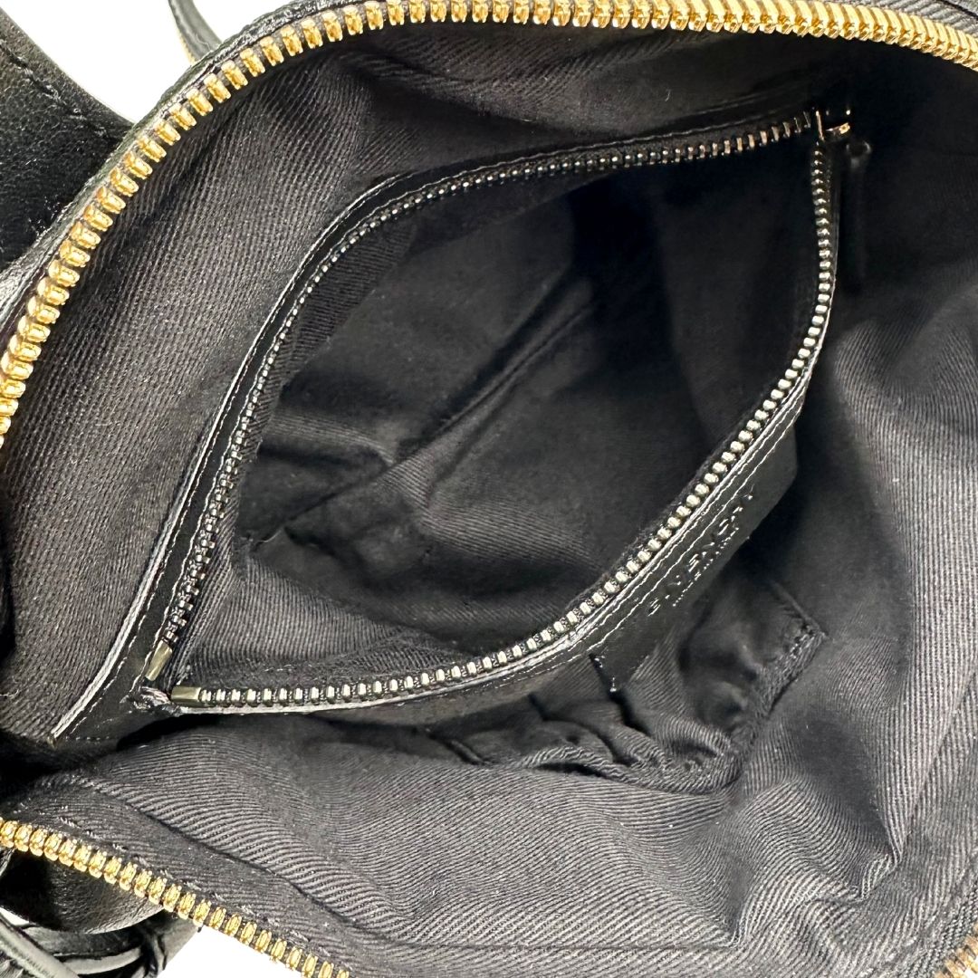 interno Borsa Nightingale Givenchy in pelle nera con parti metalliche dorate; munita di doppi manici e una tracolla amovibile e regolabile. Completa di dustbag, di lusso, originale, ottime condizioni. 