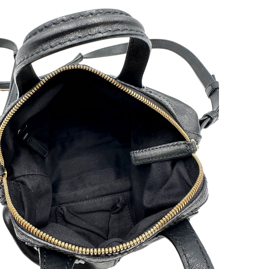 interno Borsa Nightingale Givenchy in pelle nera con parti metalliche dorate; munita di doppi manici e una tracolla amovibile e regolabile. Completa di dustbag, di lusso, originale, ottime condizioni. 