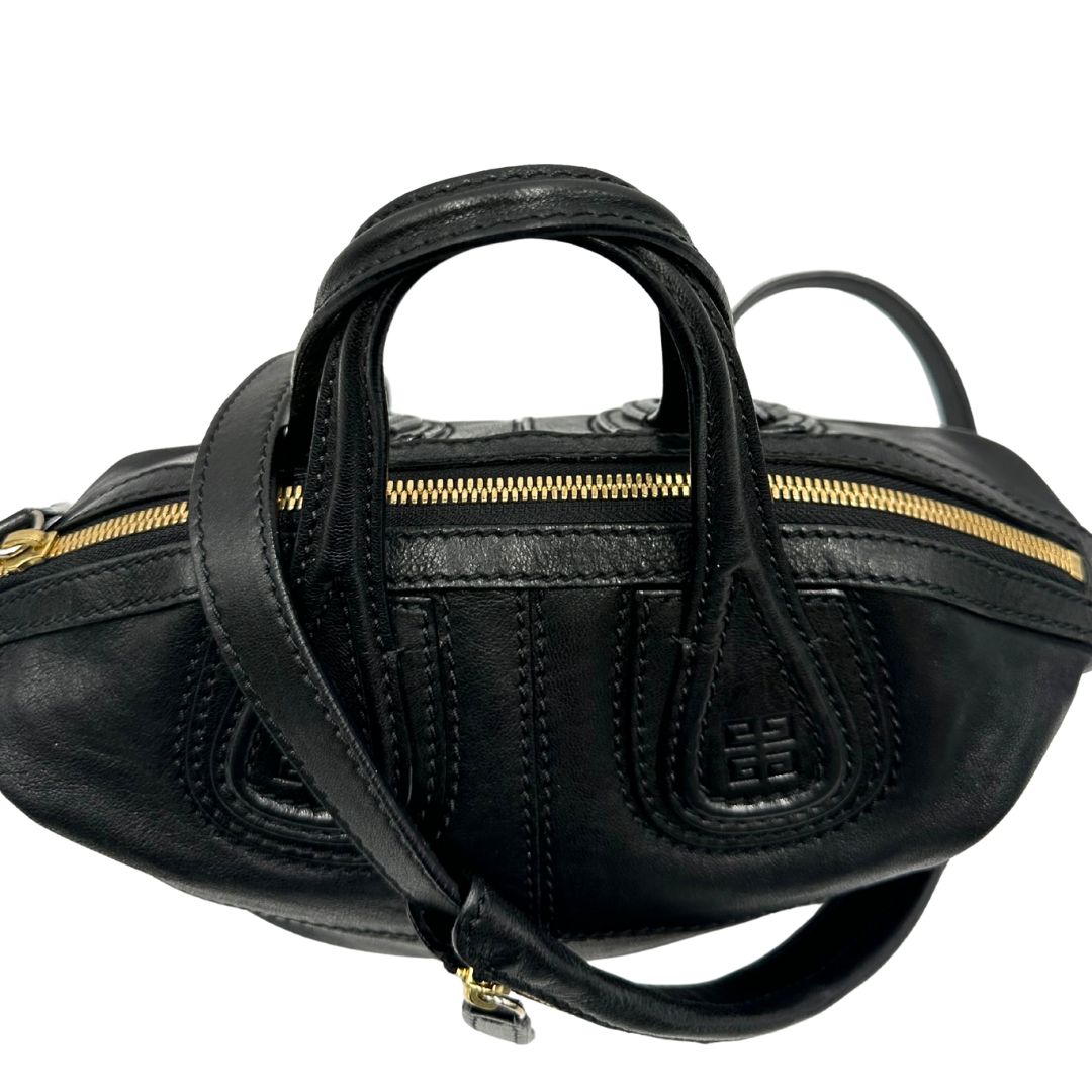 manici Borsa Nightingale Givenchy in pelle nera con parti metalliche dorate; munita di doppi manici e una tracolla amovibile e regolabile. Completa di dustbag, di lusso, originale, ottime condizioni.