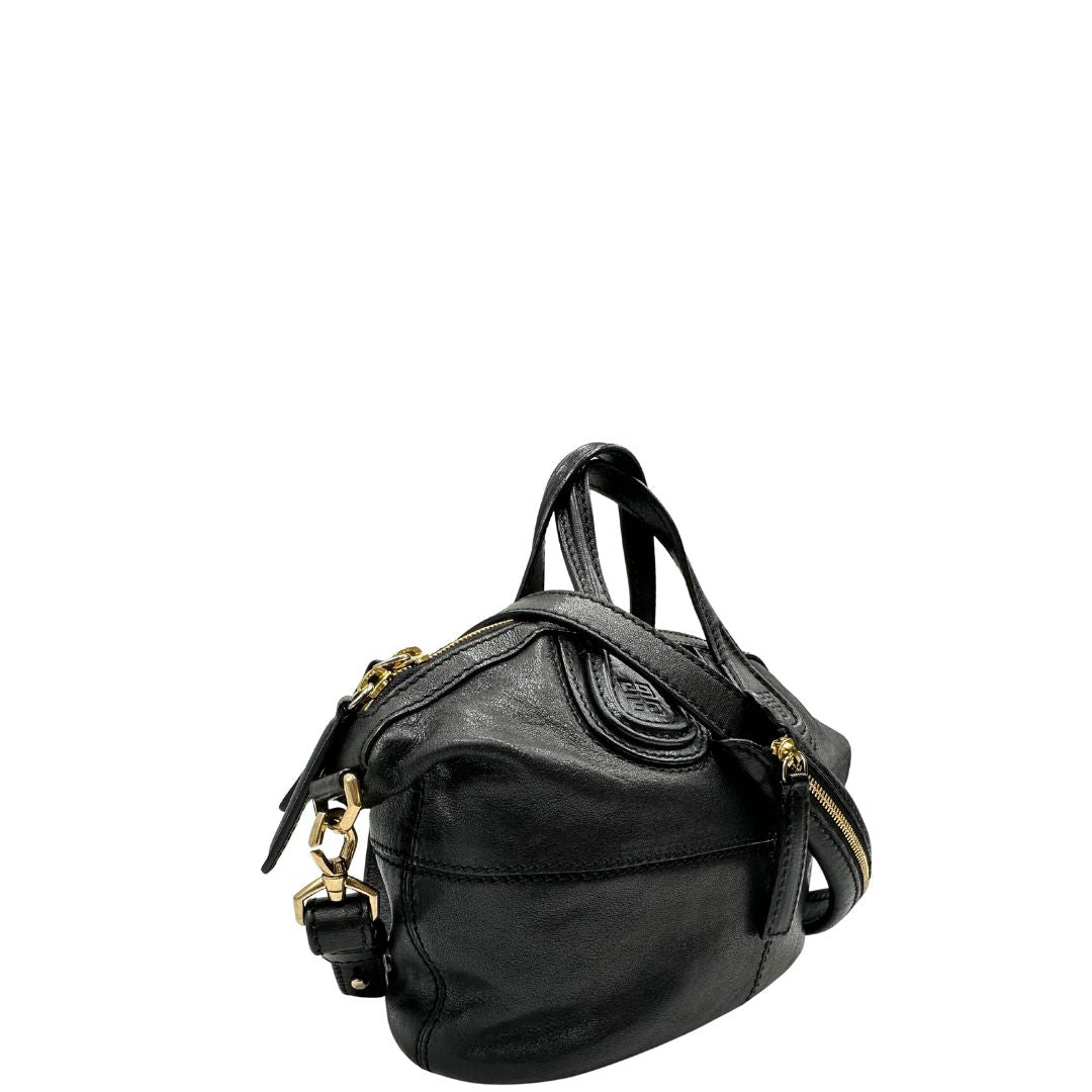 lato Borsa Nightingale Givenchy in pelle nera con parti metalliche dorate; munita di doppi manici e una tracolla amovibile e regolabile. Completa di dustbag, di lusso, originale, ottime condizioni. 