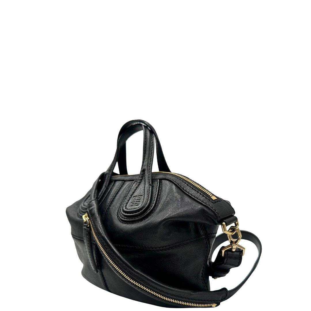 lato Borsa Nightingale Givenchy in pelle nera con parti metalliche dorate; munita di doppi manici e una tracolla amovibile e regolabile. Completa di dustbag, di lusso, originale, ottime condizioni. 