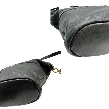 angoli Borsa Nightingale Givenchy in pelle nera con parti metalliche dorate; munita di doppi manici e una tracolla amovibile e regolabile. Completa di dustbag, di lusso, originale, ottime condizioni. 