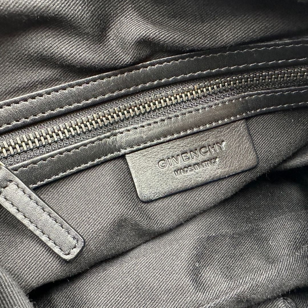 interno Borsa Nightingale Givenchy in pelle nera con parti metalliche dorate; munita di doppi manici e una tracolla amovibile e regolabile. Completa di dustbag, di lusso, originale, ottime condizioni. 