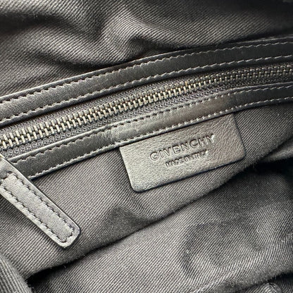 interno Borsa Nightingale Givenchy in pelle nera con parti metalliche dorate; munita di doppi manici e una tracolla amovibile e regolabile. Completa di dustbag, di lusso, originale, ottime condizioni. 