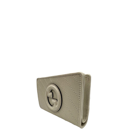 Portafoglio Gucci in pelle color bianco gesso con parti metalliche argentate. Full set, di lusso, eccellenti condizioni.