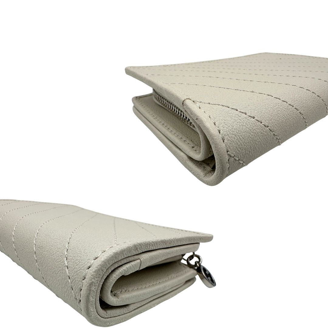 Portafoglio Gucci in pelle color bianco gesso con parti metalliche argentate. Full set, di lusso, eccellenti condizioni.