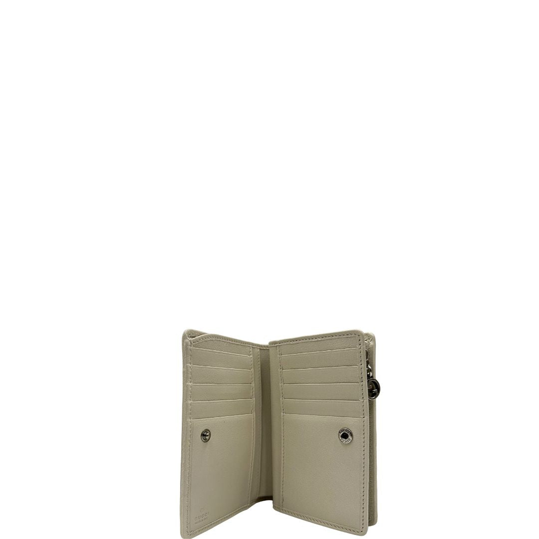 Portafoglio Gucci in pelle color bianco gesso con parti metalliche argentate. Full set, di lusso, eccellenti condizioni.