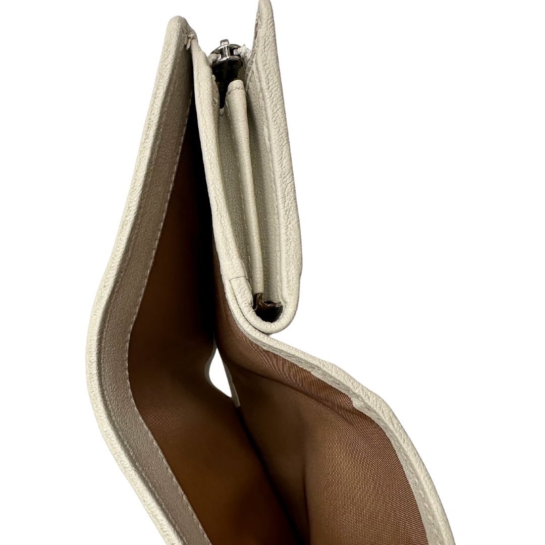 Portafoglio Gucci in pelle color bianco gesso con parti metalliche argentate. Full set, di lusso, eccellenti condizioni.