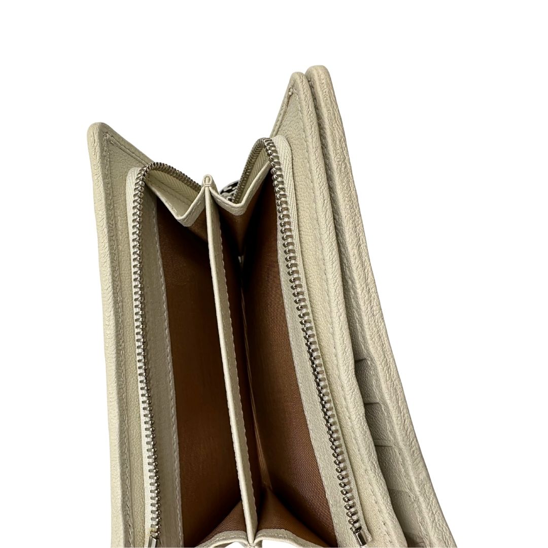 Portafoglio Gucci in pelle color bianco gesso con parti metalliche argentate. Full set, di lusso, eccellenti condizioni.