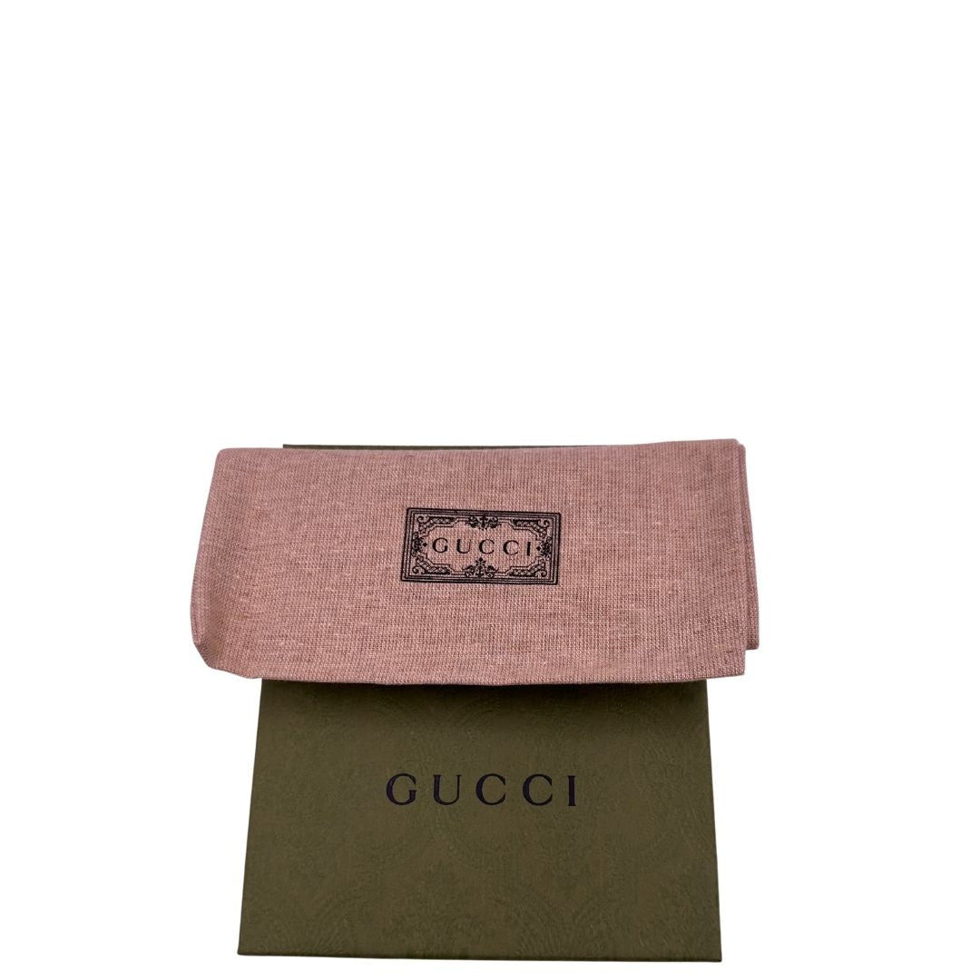 Portafoglio Gucci in pelle color bianco gesso con parti metalliche argentate. Full set, di lusso, eccellenti condizioni.