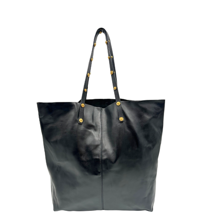 Retro di una Shopper Versace in pelle nera con parti metalliche dorate munita di due manici con borchie dorate decorative. Indossabile a spalla. N.B. Pochette mancante e punto di aggancio in pelle tagliato dalla precedente cliente. Originale, usata, di lusso, in ottime condizioni.