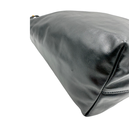 Shopper Versace in pelle nera con parti metalliche dorate munita di due manici con borchie dorate decorative. Indossabile a spalla. N.B. Pochette mancante e punto di aggancio in pelle tagliato dalla precedente cliente. Originale, usata, di lusso, in ottime condizioni.