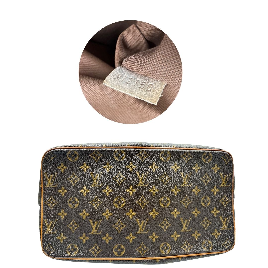 Base e codice di una Borsa Palermo GM Louis Vuitton in canvas marrone monogram con finiture in vacchetta naturale e parti metalliche dorate. Originale, usato, di lusso, in ottime condizioni.