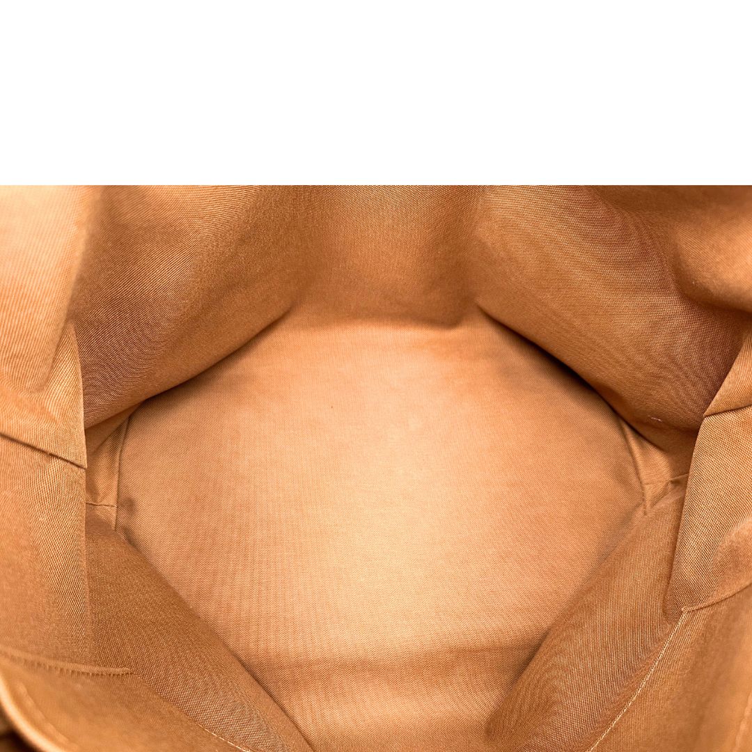 Interno di una Borsa Palermo GM Louis Vuitton in canvas marrone monogram con finiture in vacchetta naturale e parti metalliche dorate. Originale, usato, di lusso, in ottime condizioni.