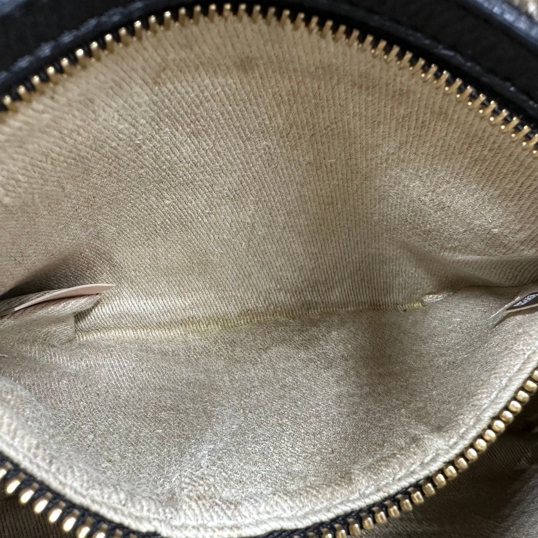 interno  Borsa Chloè in pelle nera con parti metalliche dorate; munita di doppi manici stondati e una tracolla, di lusso, originale, usata. 