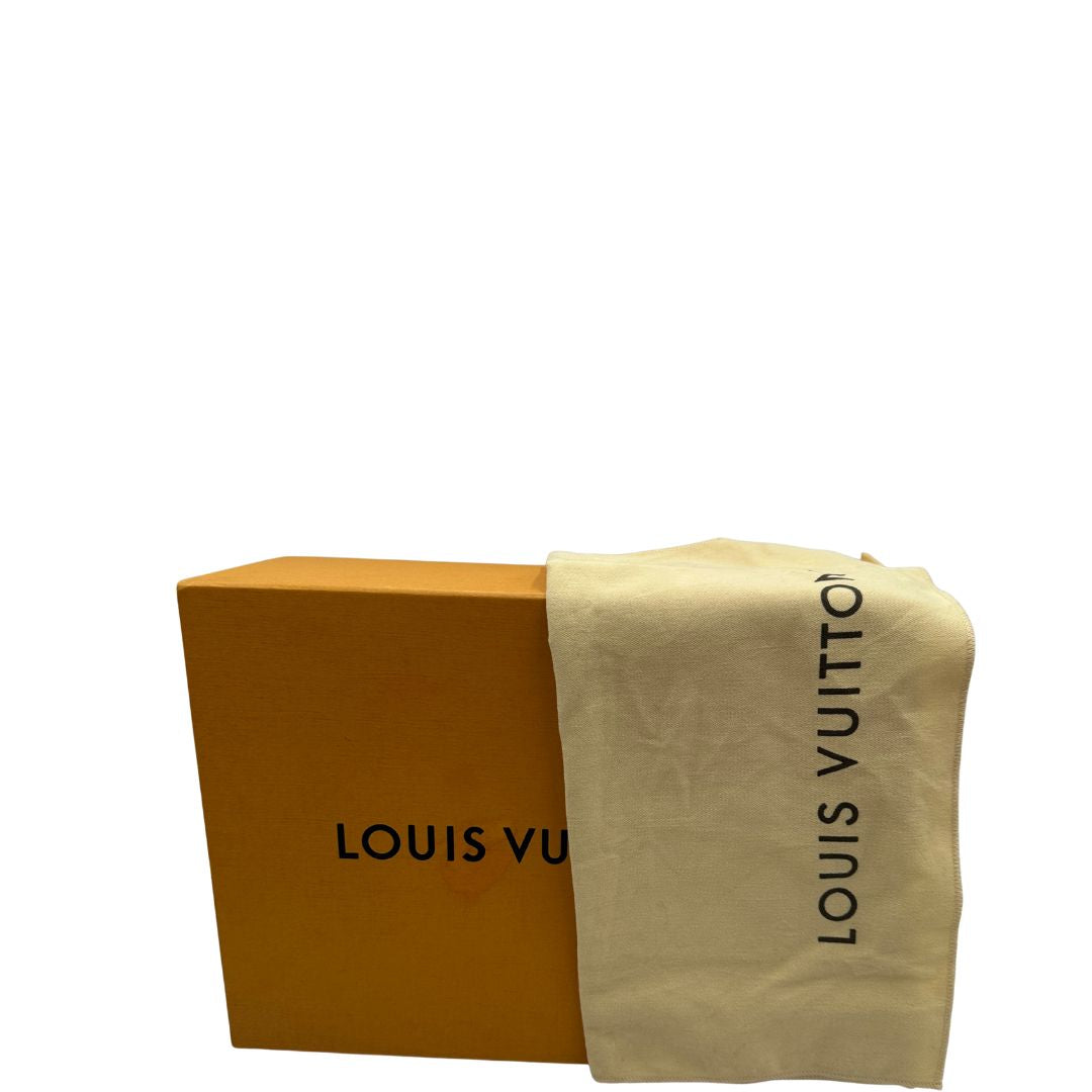 corredo Borsa Louis Vuitton Métis in pelle martellata rossa con trama monogram e parti metalliche dorate. Munita di un manico singolo e una tracolla regolabile e amovibile. Completa di corredo, di lusso, originale, ottime condizioni, usata. 