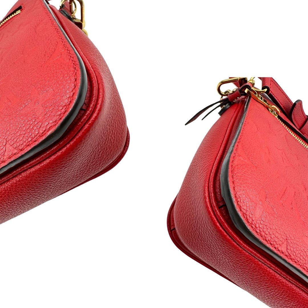 angoli Borsa Louis Vuitton Métis in pelle martellata rossa con trama monogram e parti metalliche dorate. Munita di un manico singolo e una tracolla regolabile e amovibile. Completa di corredo, di lusso, originale, ottime condizioni, usata.