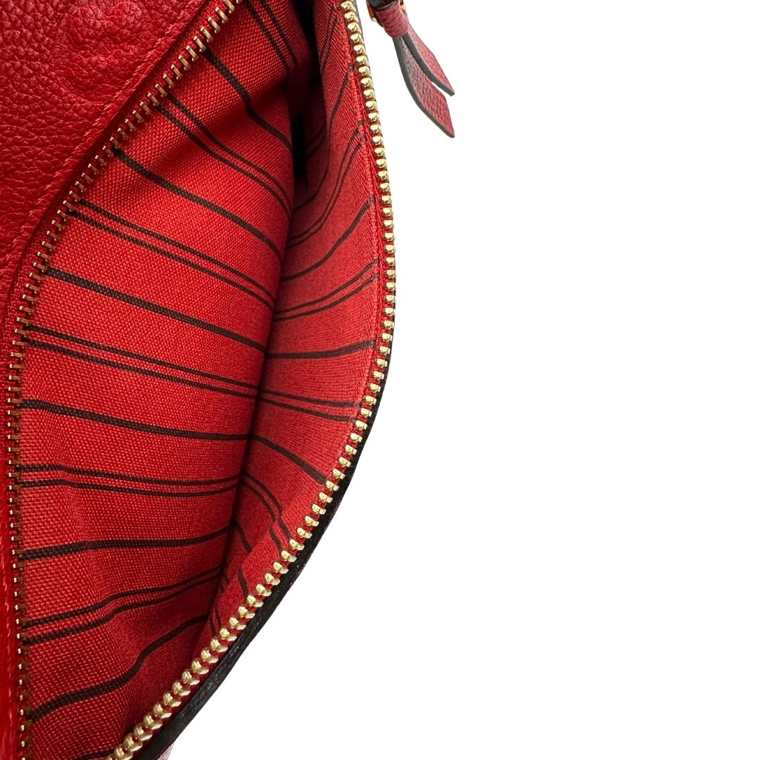 interno Borsa Louis Vuitton Métis in pelle martellata rossa con trama monogram e parti metalliche dorate. Munita di un manico singolo e una tracolla regolabile e amovibile. Completa di corredo, di lusso, originale, ottime condizioni, usata. 
