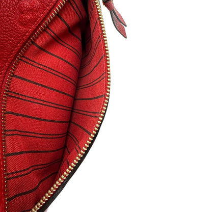 interno Borsa Louis Vuitton Métis in pelle martellata rossa con trama monogram e parti metalliche dorate. Munita di un manico singolo e una tracolla regolabile e amovibile. Completa di corredo, di lusso, originale, ottime condizioni, usata. 
