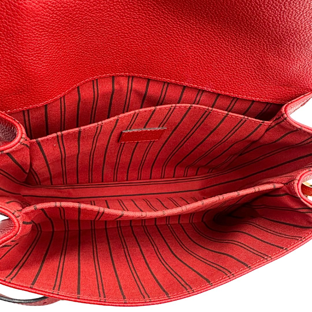 interno Borsa Louis Vuitton Métis in pelle martellata rossa con trama monogram e parti metalliche dorate. Munita di un manico singolo e una tracolla regolabile e amovibile. Completa di corredo, di lusso, originale, ottime condizioni, usata. 