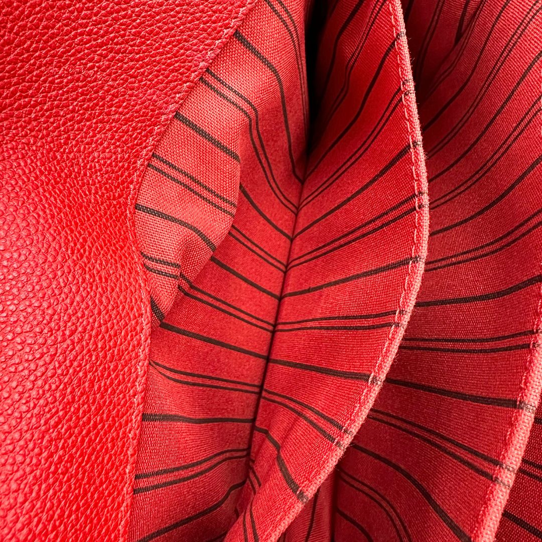 interno Borsa Louis Vuitton Métis in pelle martellata rossa con trama monogram e parti metalliche dorate. Munita di un manico singolo e una tracolla regolabile e amovibile. Completa di corredo, di lusso, originale, ottime condizioni, usata. 